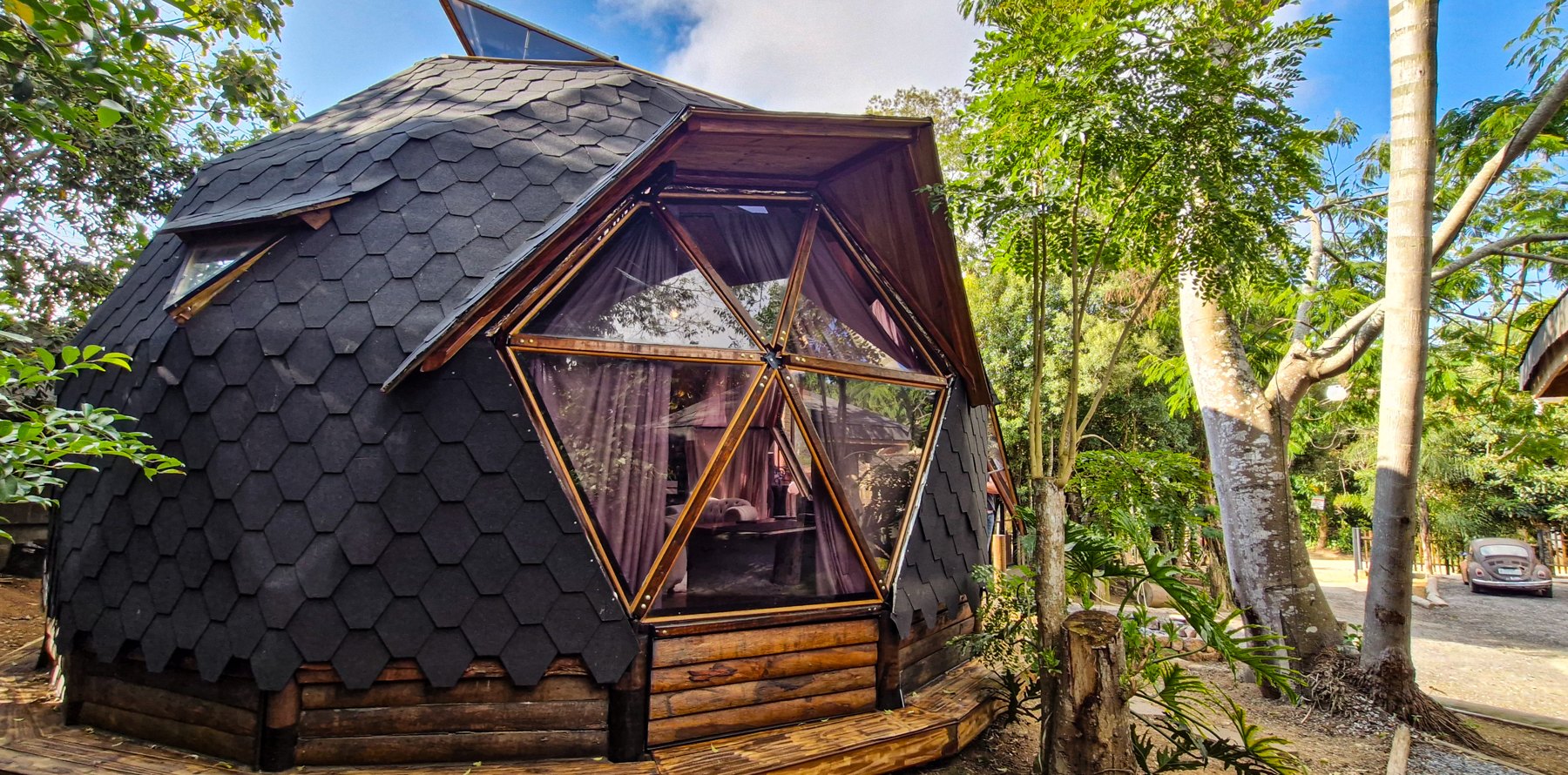 Domo geodésico do Canal do Domo, com estrutura de madeira, cobertura Shingle e deck na natureza